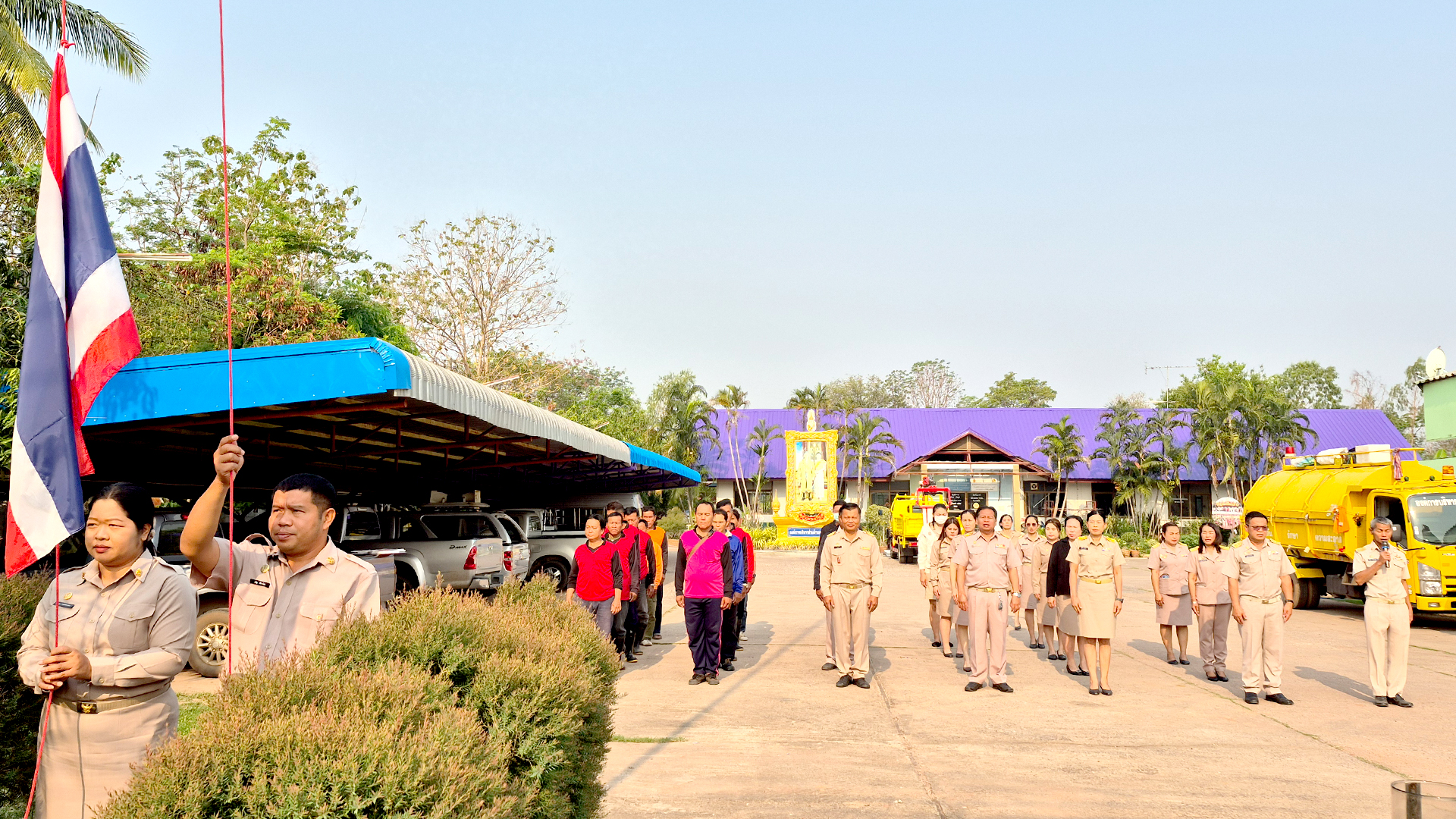 เข้าแถวเคารพธงชาติ พร้อมมอบนโยบาย No gift policy