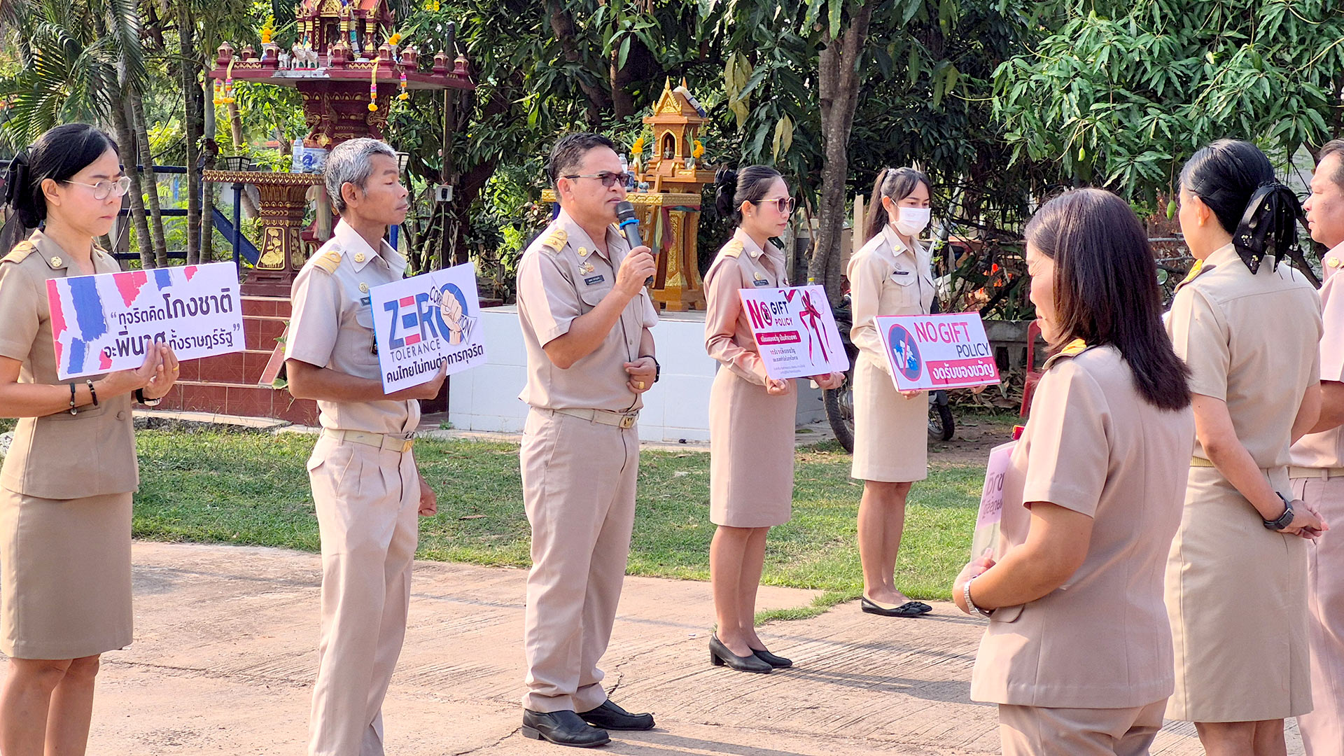 เข้าแถวเคารพธงชาติ พร้อมมอบนโยบาย No gift policy