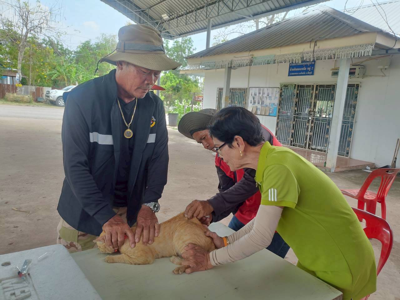 ฉีดวัคซีนป้องกันโรคพิษสุนัขบ้า